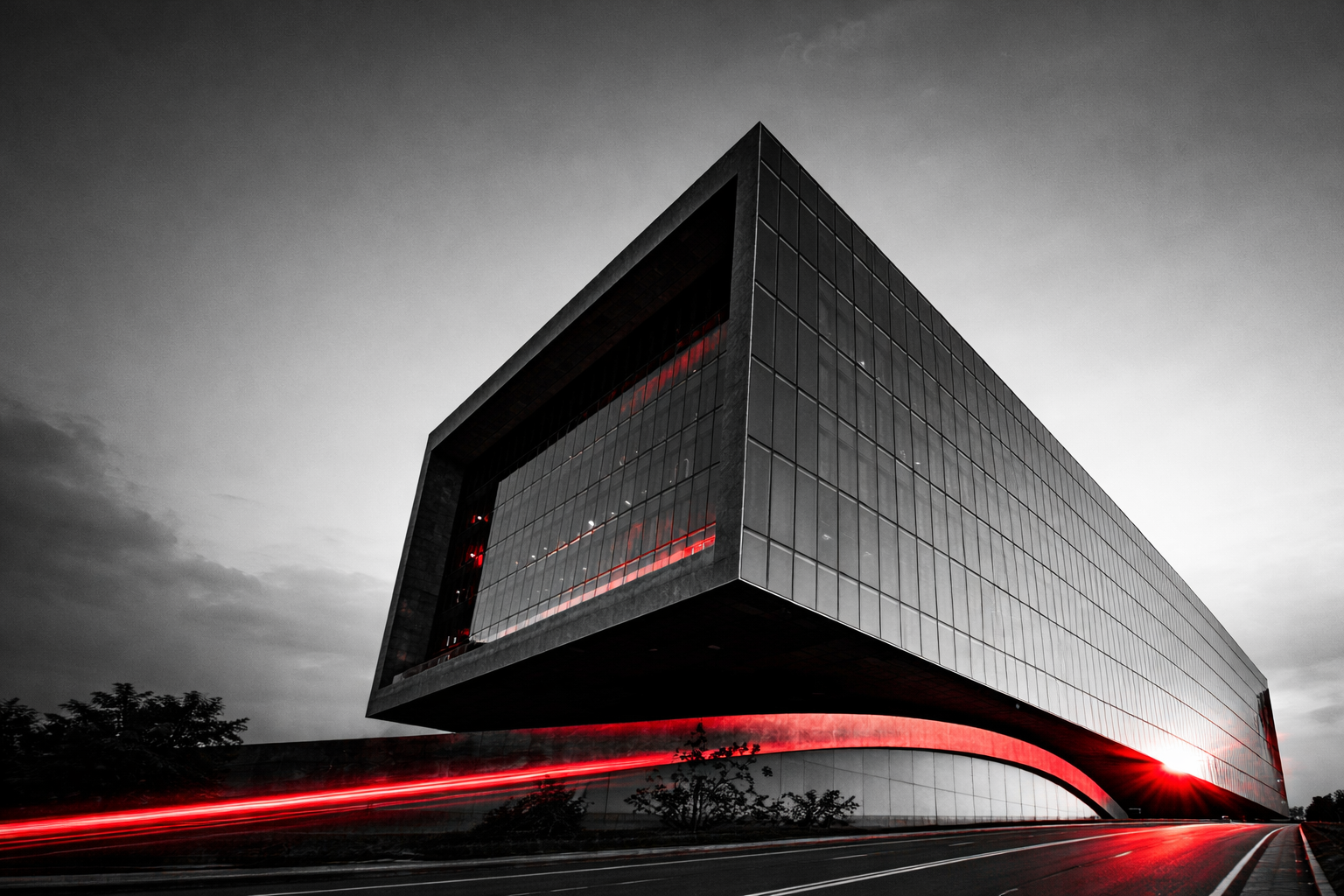 Edificio istituzionale contemporaneo in bianco e nero con scie luminose rosse